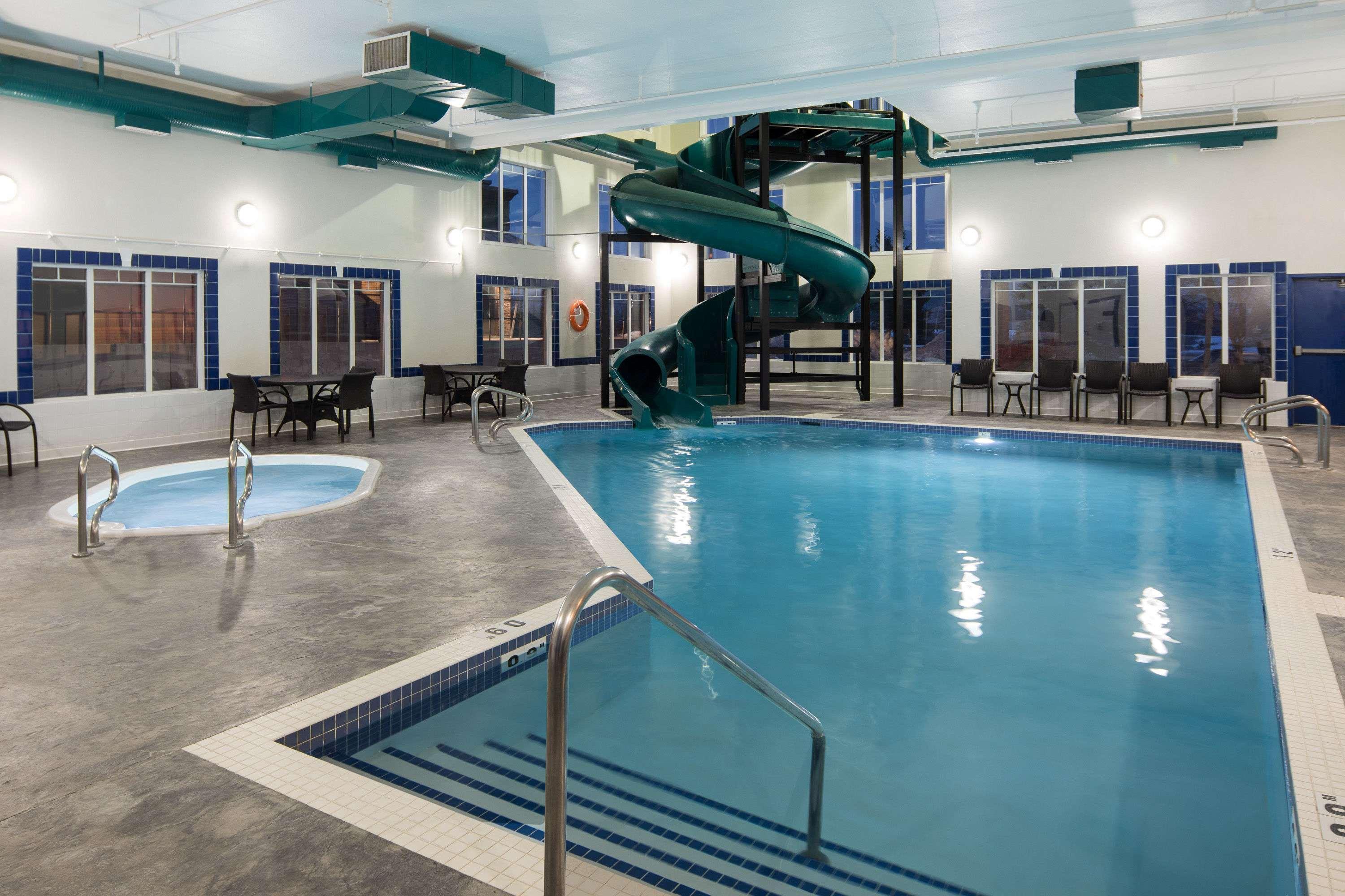 Ramada By Wyndham Cochrane Hotel Bagian luar foto