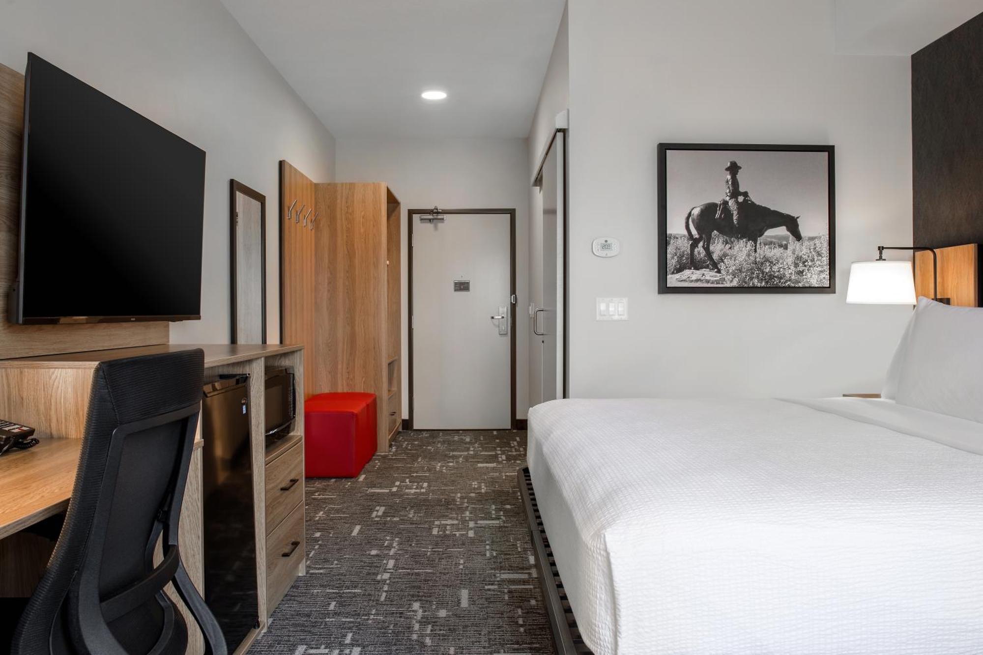 Ramada By Wyndham Cochrane Hotel Bagian luar foto