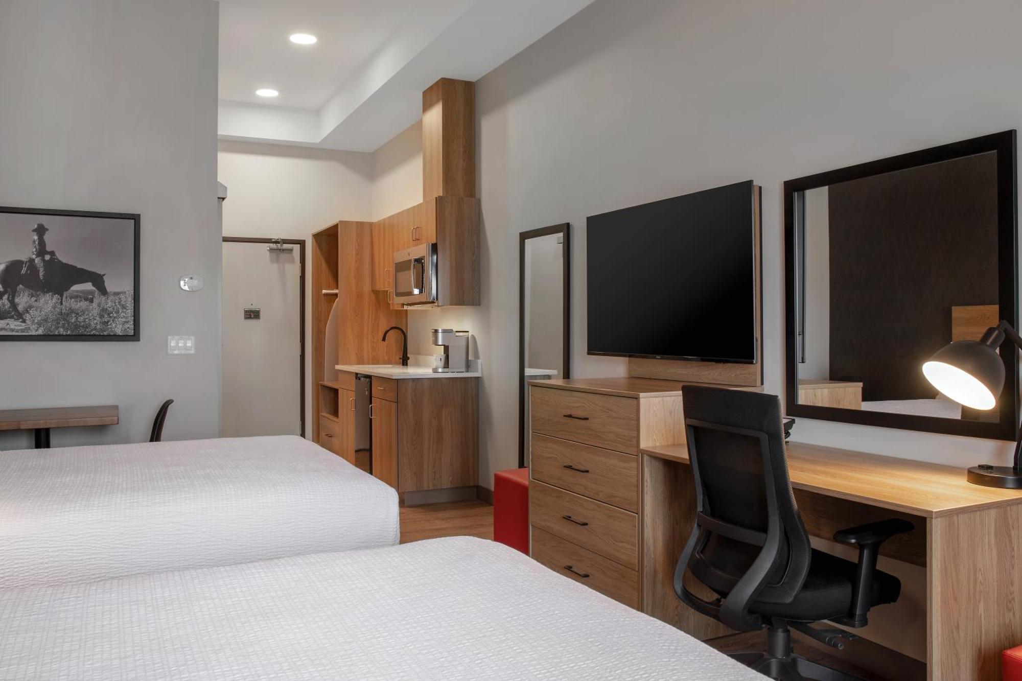 Ramada By Wyndham Cochrane Hotel Bagian luar foto