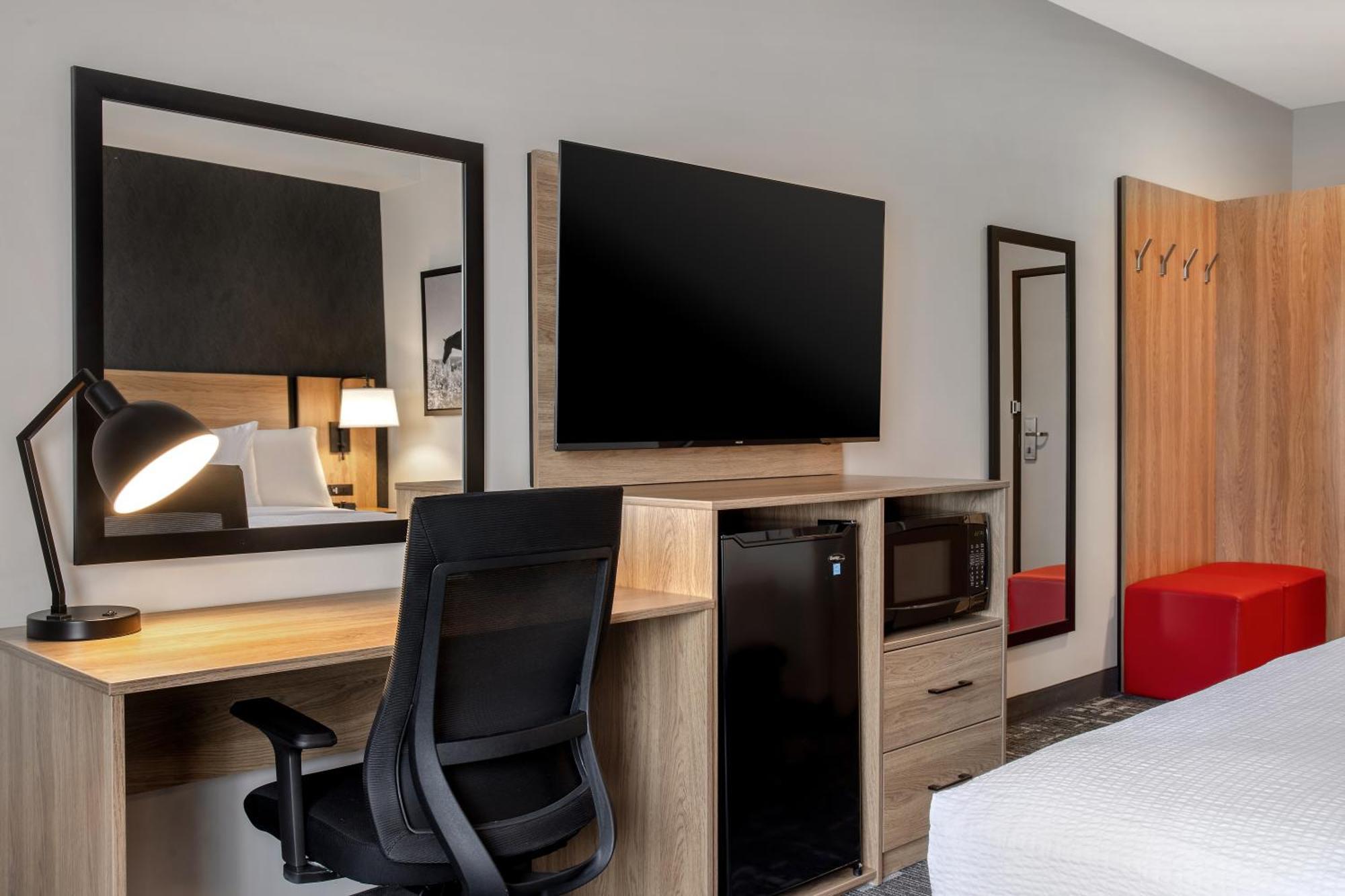Ramada By Wyndham Cochrane Hotel Bagian luar foto