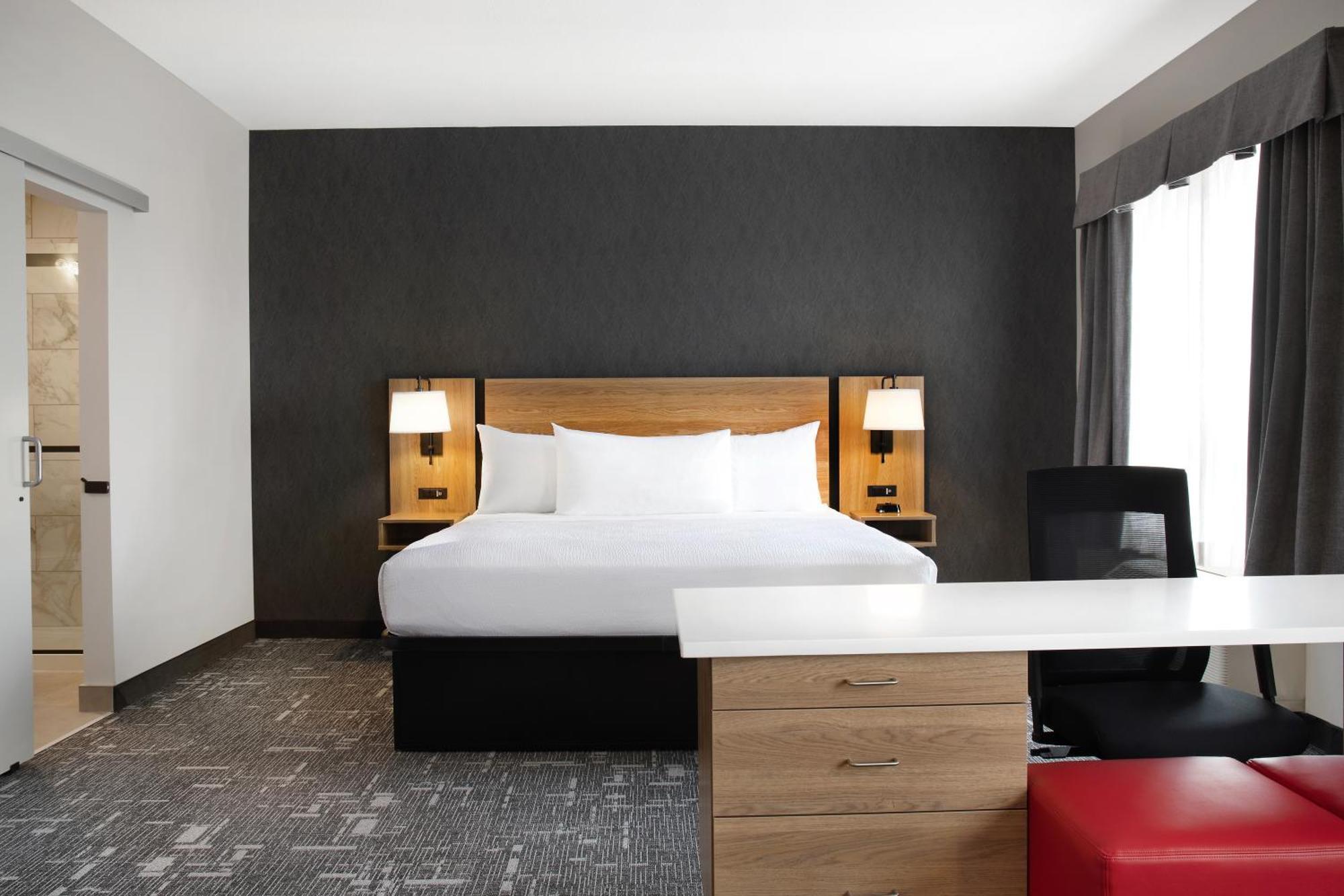 Ramada By Wyndham Cochrane Hotel Bagian luar foto