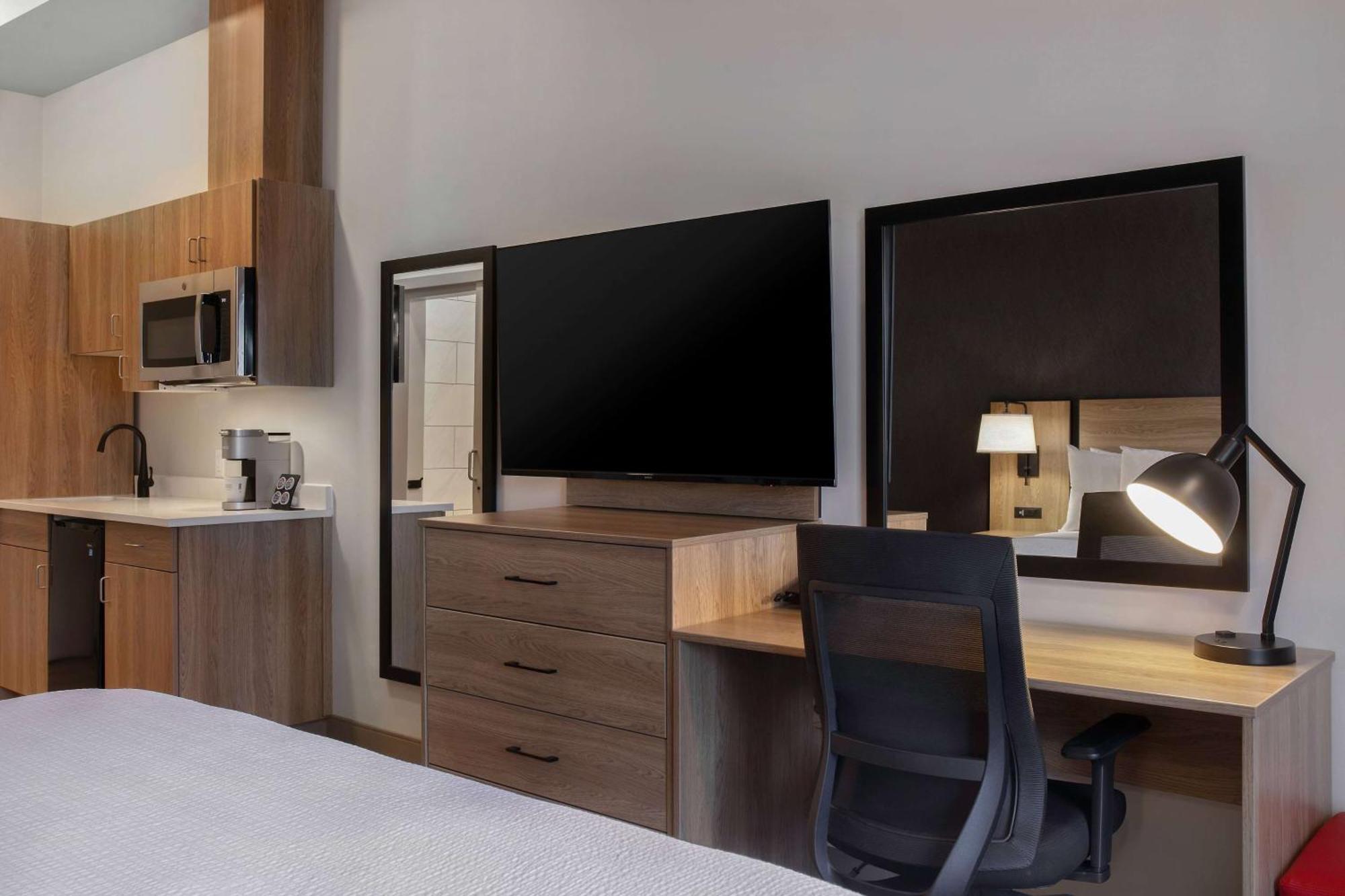 Ramada By Wyndham Cochrane Hotel Bagian luar foto