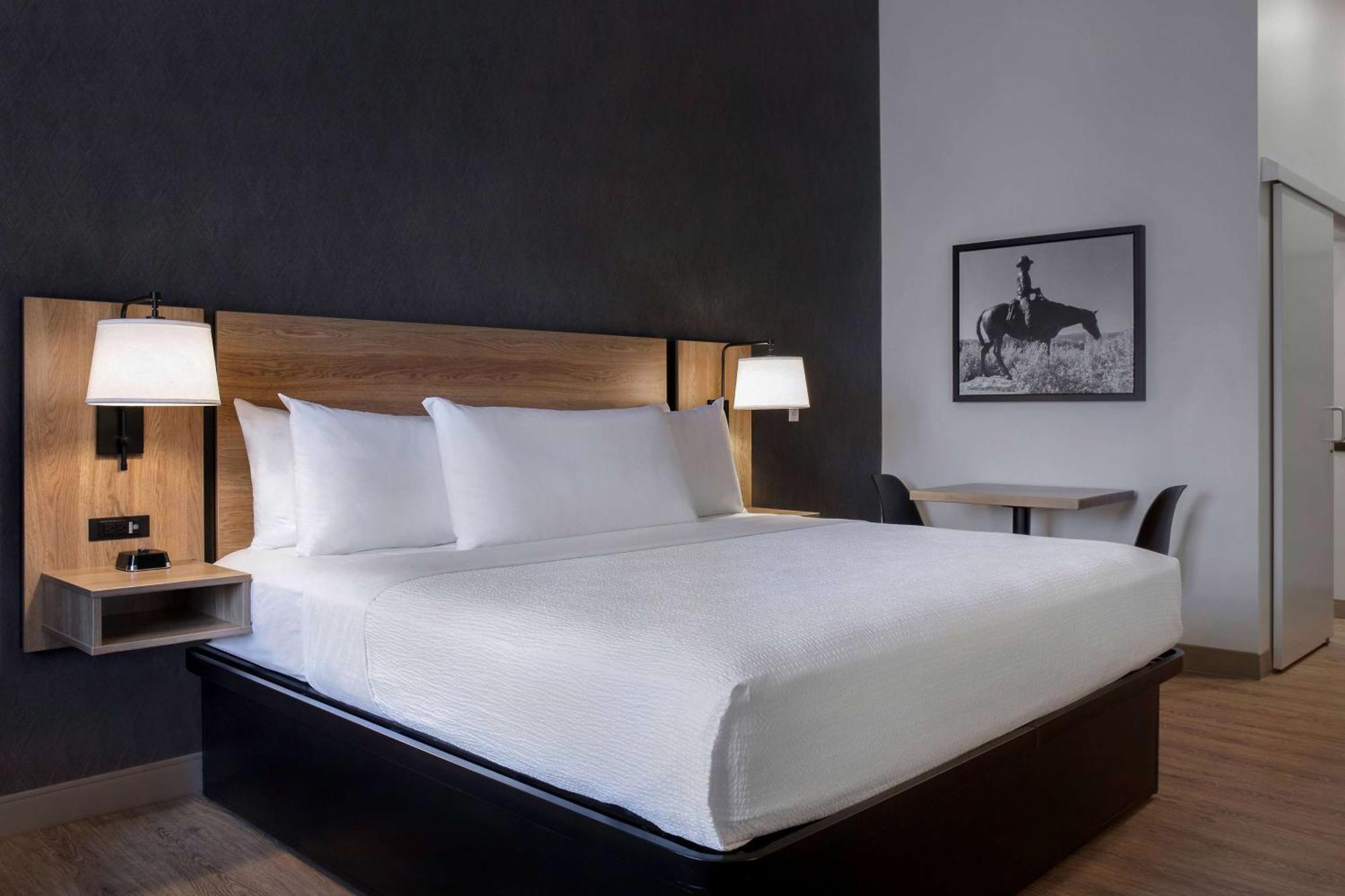 Ramada By Wyndham Cochrane Hotel Bagian luar foto
