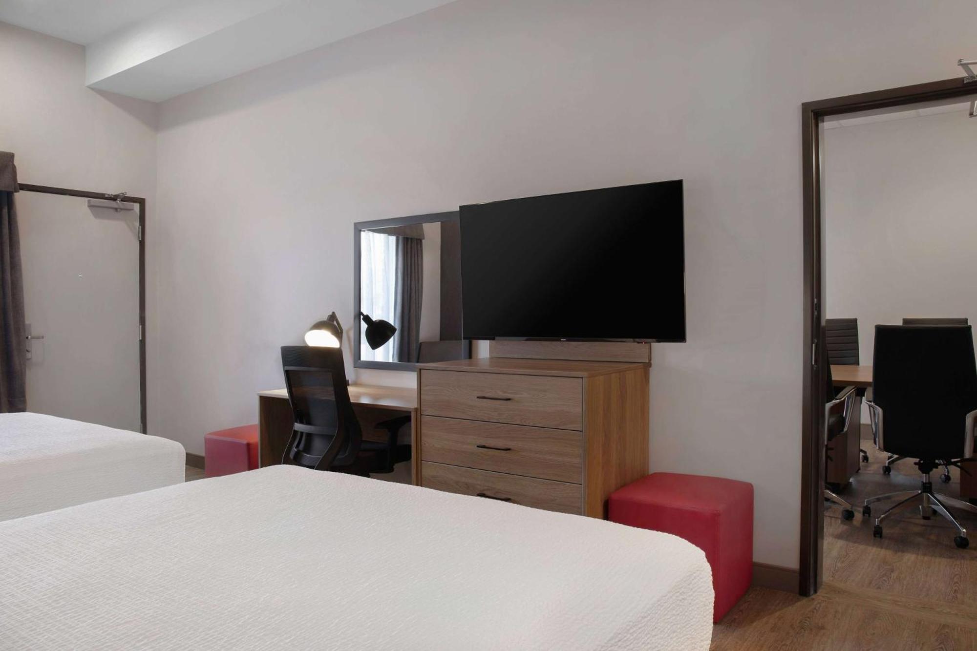 Ramada By Wyndham Cochrane Hotel Bagian luar foto