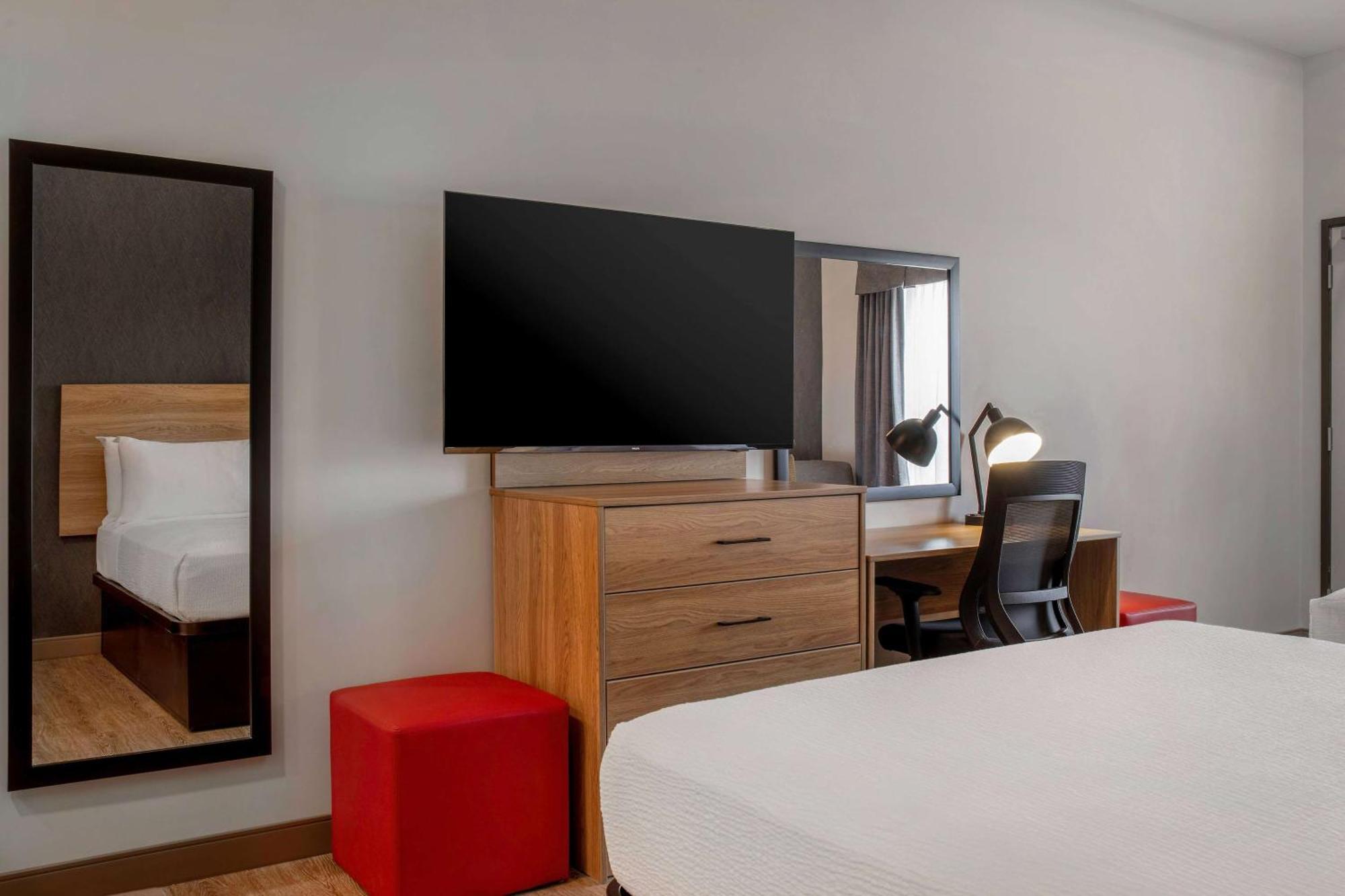Ramada By Wyndham Cochrane Hotel Bagian luar foto
