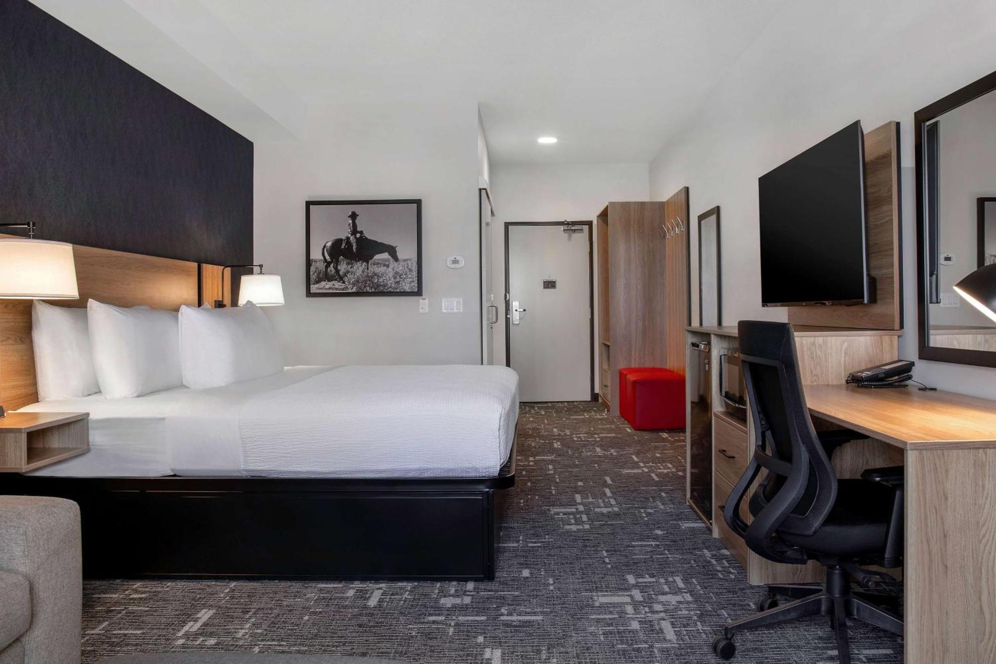 Ramada By Wyndham Cochrane Hotel Bagian luar foto