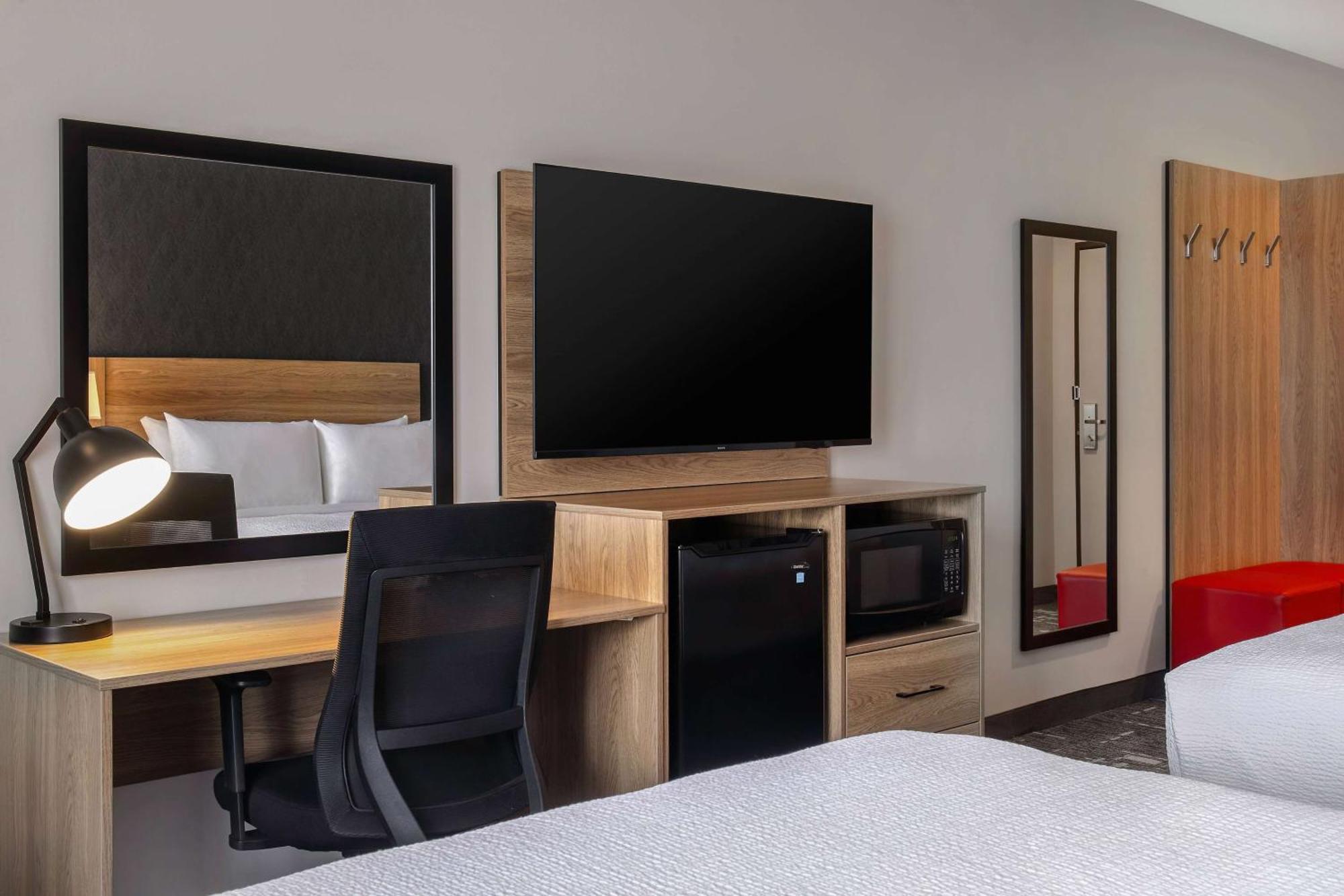 Ramada By Wyndham Cochrane Hotel Bagian luar foto