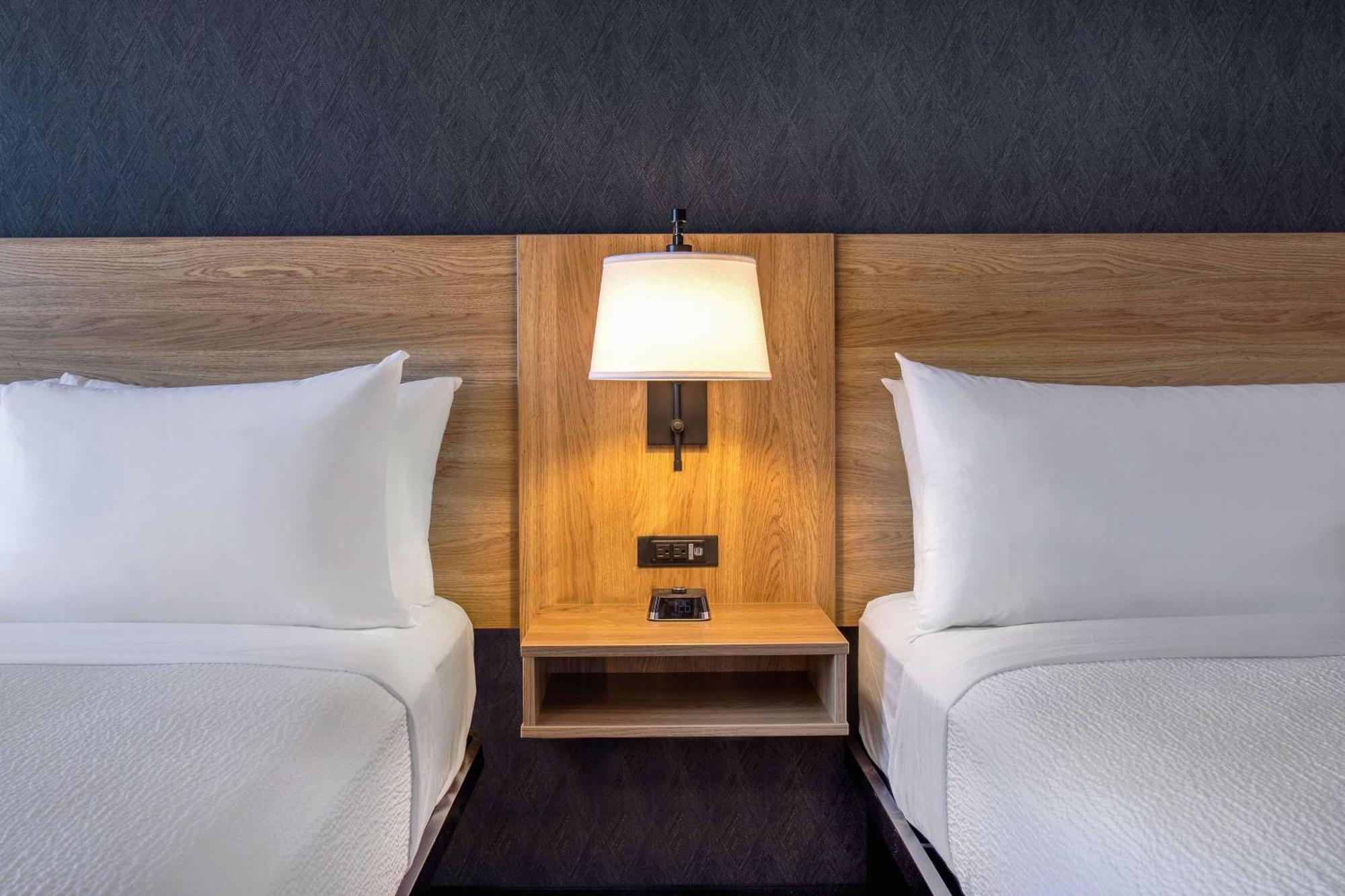 Ramada By Wyndham Cochrane Hotel Bagian luar foto