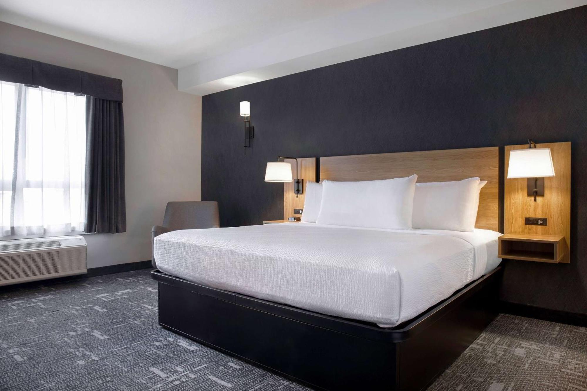 Ramada By Wyndham Cochrane Hotel Bagian luar foto