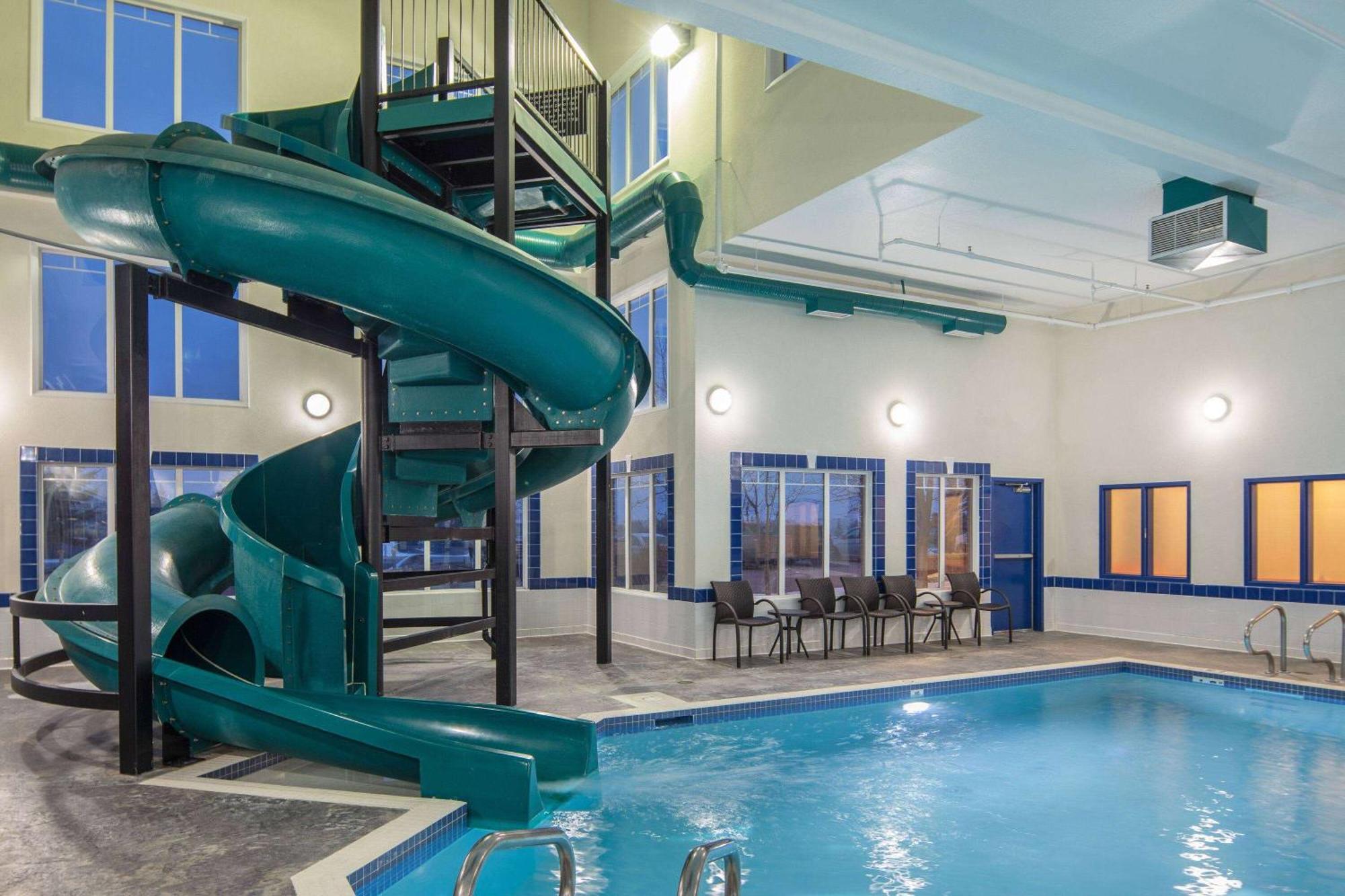 Ramada By Wyndham Cochrane Hotel Bagian luar foto