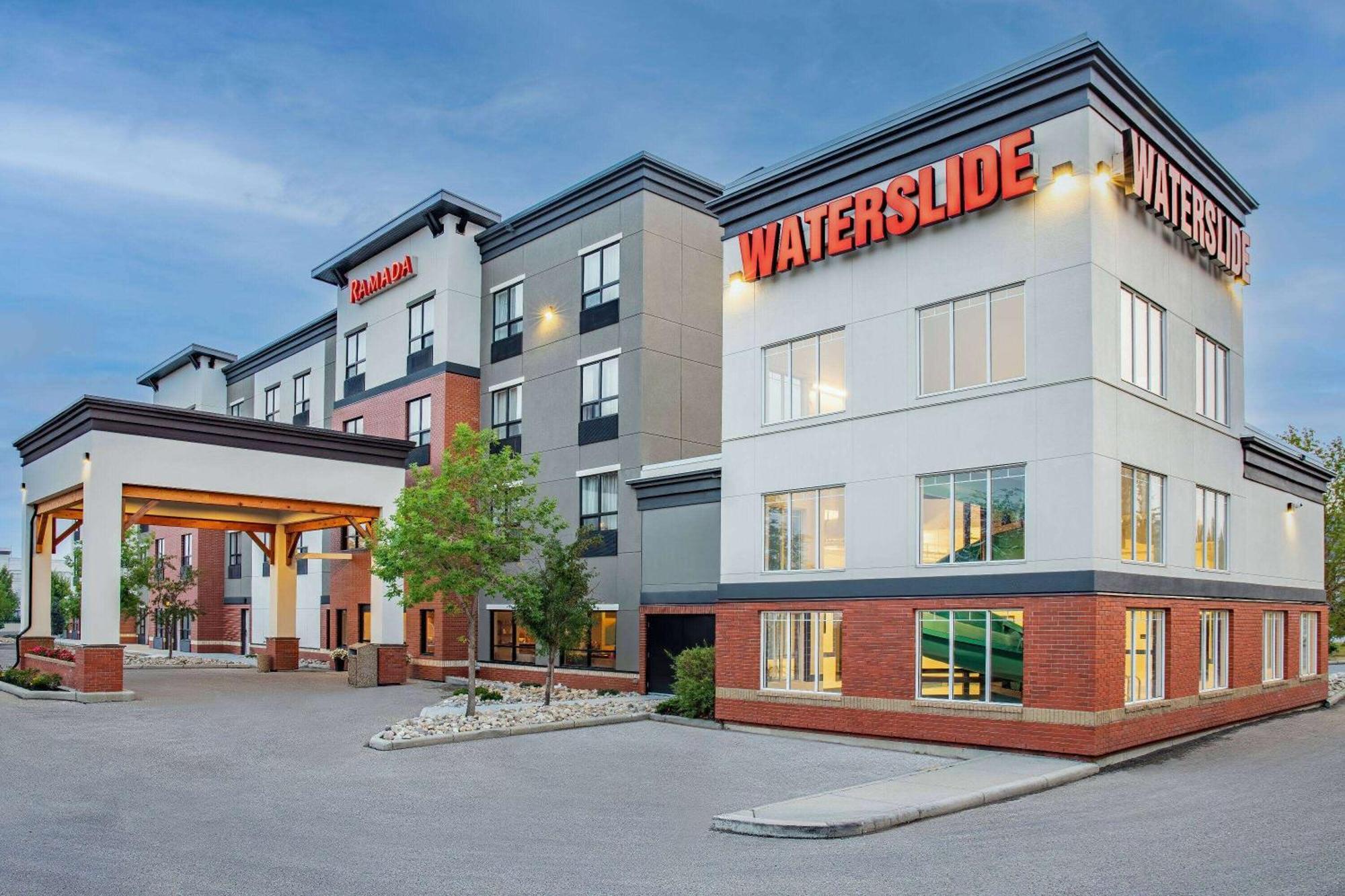 Ramada By Wyndham Cochrane Hotel Bagian luar foto