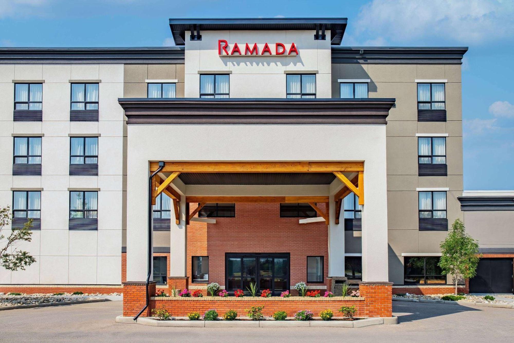 Ramada By Wyndham Cochrane Hotel Bagian luar foto